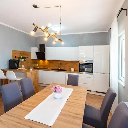 Three-bedroom In زادار