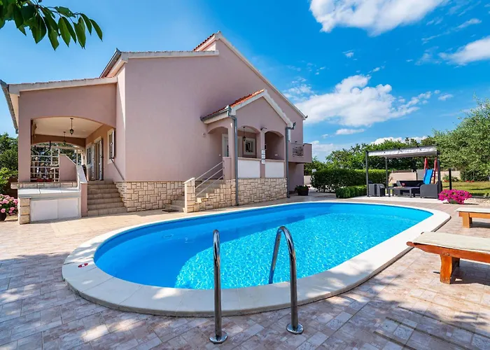 Three-bedroom In Murvica *