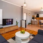 Three-bedroom In Murvica * زادار