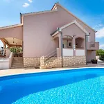بيت للعطل Three-bedroom In Murvica زادار