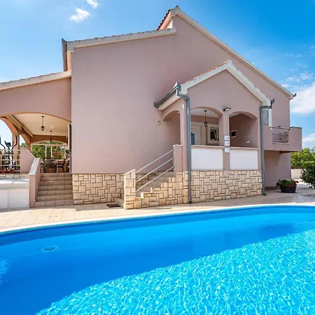 Hébergement de vacances Three-bedroom In Murvica Zadar