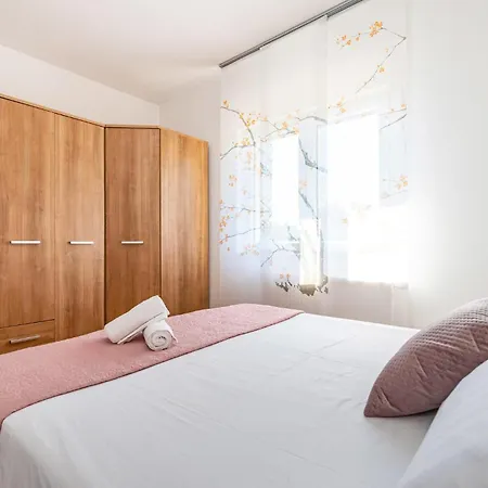 Tatil Evi Three-bedroom In Murvica